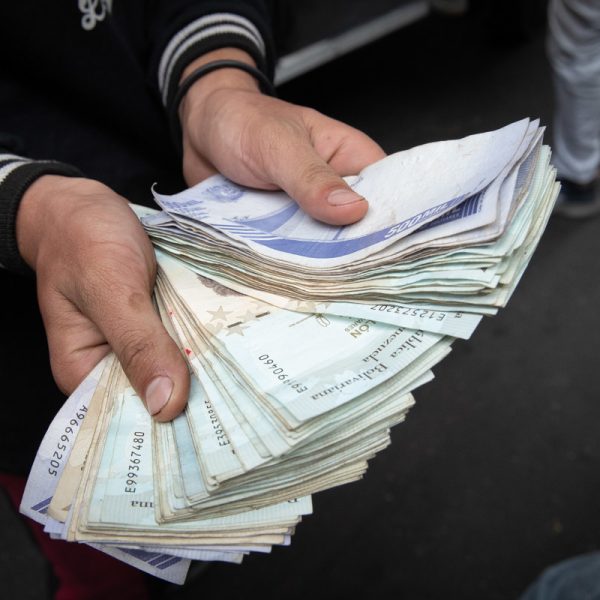 Devaluación del bolívar supera 36% frente al dólar en el primer trimestre