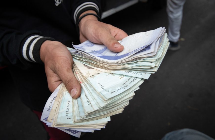 Devaluación del bolívar supera 36% frente al dólar en el primer trimestre