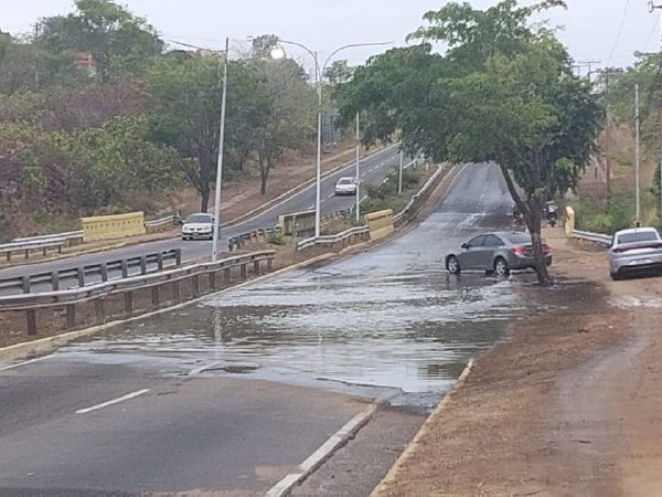 Laguna en avenida Atlántico pone en riesgo a conductores