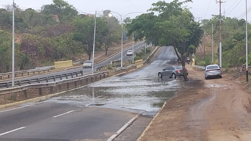 Laguna en avenida Atlántico pone en riesgo a conductores