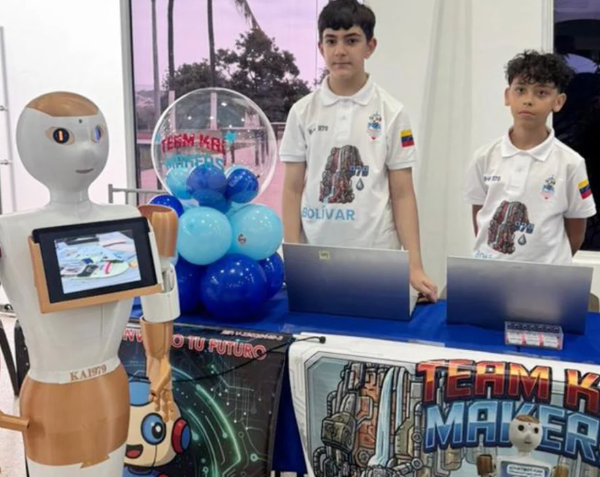 Estudiantes de 12 años en Bolívar desarrollan robot humanoide con IA capaz de actuar como guía turístico bilingüe