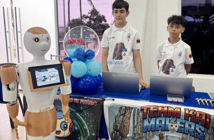 Estudiantes de 12 años en Bolívar desarrollan robot humanoide con IA capaz de actuar como guía turístico bilingüe
