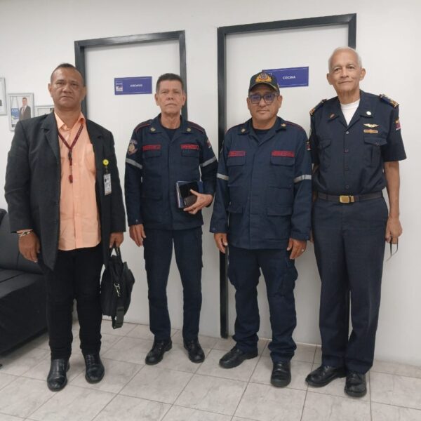 Comisión de DDHH del Colegio de Abogados de Bolívar y Bomberos de Caracas en  atención por las víctimas de La Guaira
