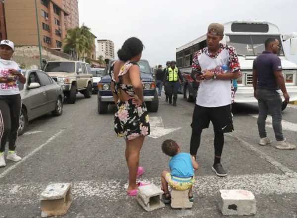 Tensión y protestas en La Guaira entre los desalojados por el terremoto de Venezuela