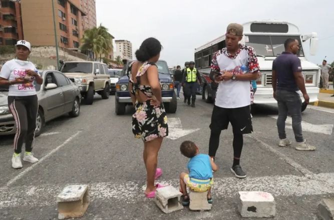Tensión y protestas en La Guaira entre los desalojados por el terremoto de Venezuela